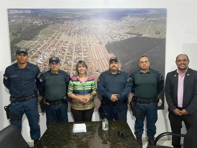 Prefeita de Água Clara Gerolina recebe policiais militares em seu gabinete e os parabeniza por ato heróico