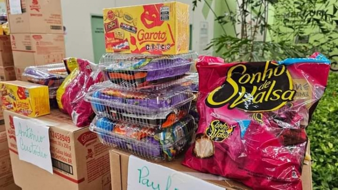 Secretaria de educação entrega chocolates a cerca de 5 mil estudantes castilhenses