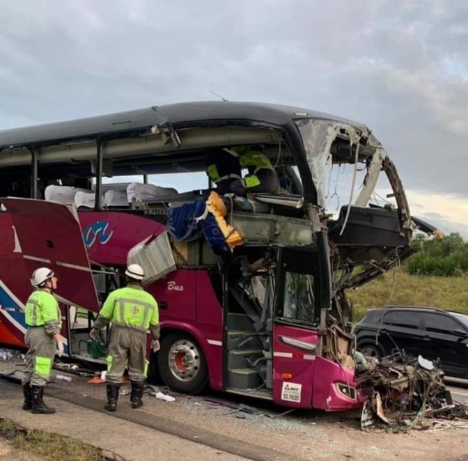 Ônibus da Ivi Tur de Andradina sofre acidente nesta madrugada