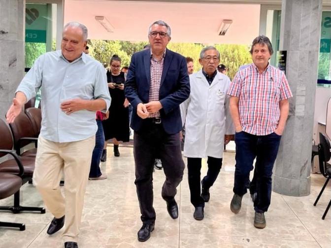 Ministro Alexandre Padilha visita Santa Casa de Araçatuba e garante apoio ao setor de oncologia e finanças do hospital