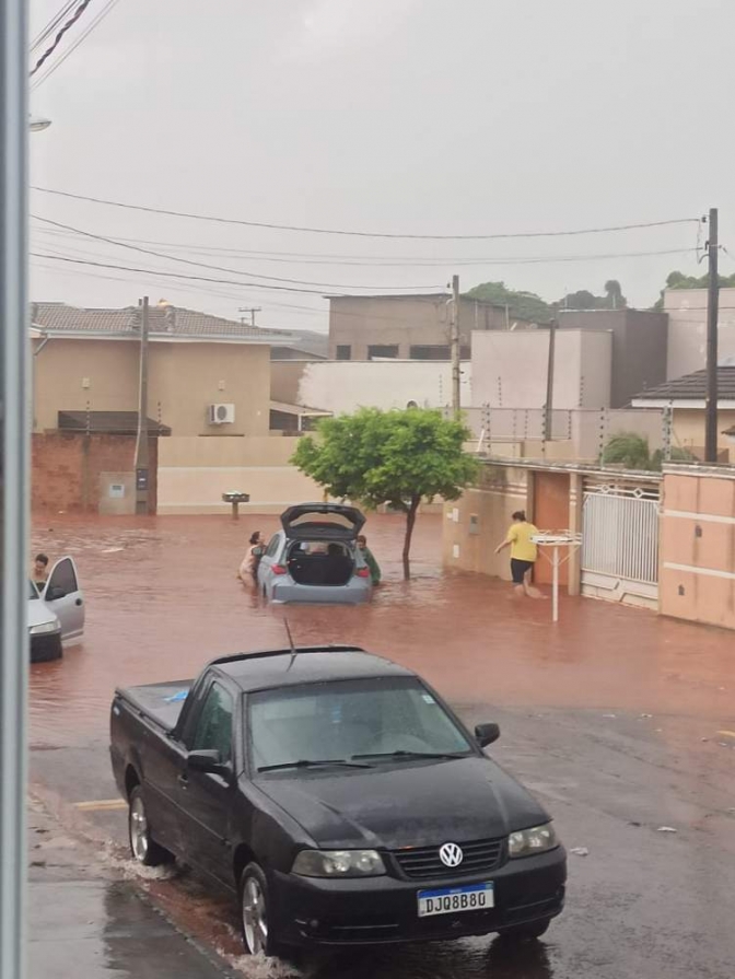 Forte chuva deixa rastro de destruição em Andradina