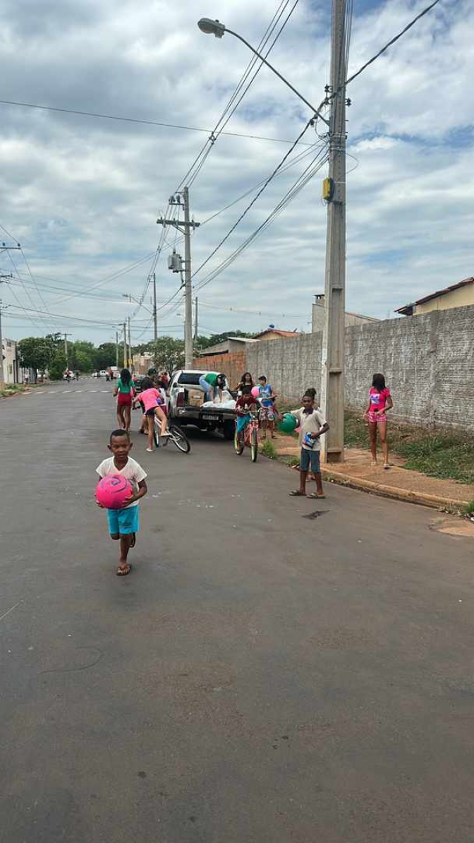 Crianças da Vila Mineira e Bairro Castanheira recebem presente de dia das crianças em Andradina