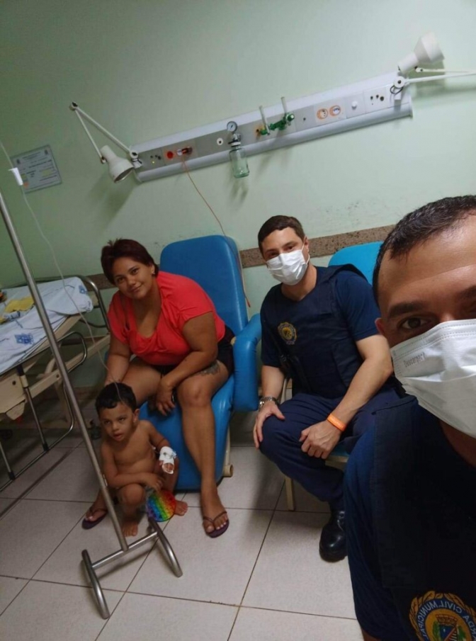 Guardas Municipais visitam criança que salvaram na véspera de Natal em Araçatuba