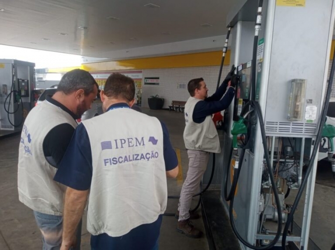 Ipem encontra irregularidades em postos de combustíveis em Araçatuba