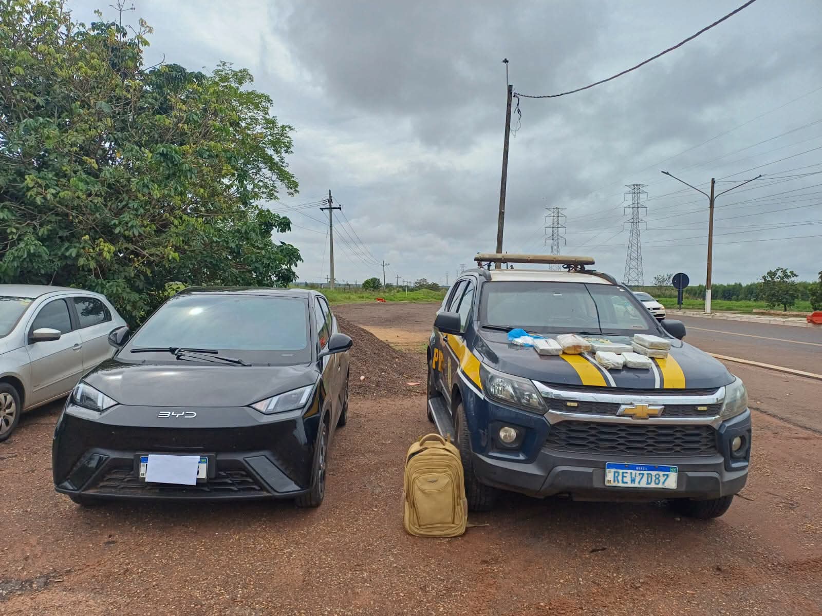 PRF apreende skunk e drogas sintéticas em carro de aplicativo na BR-262 em Três Lagoas 