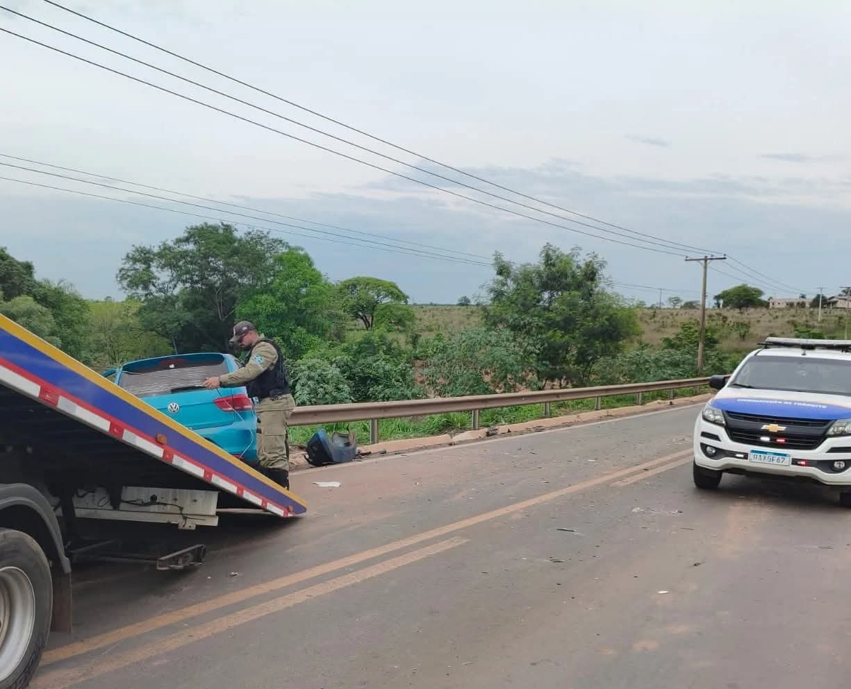 Colisão entre carro e micro-ônibus bloqueia anel viário da BR-262 em Três Lagoas