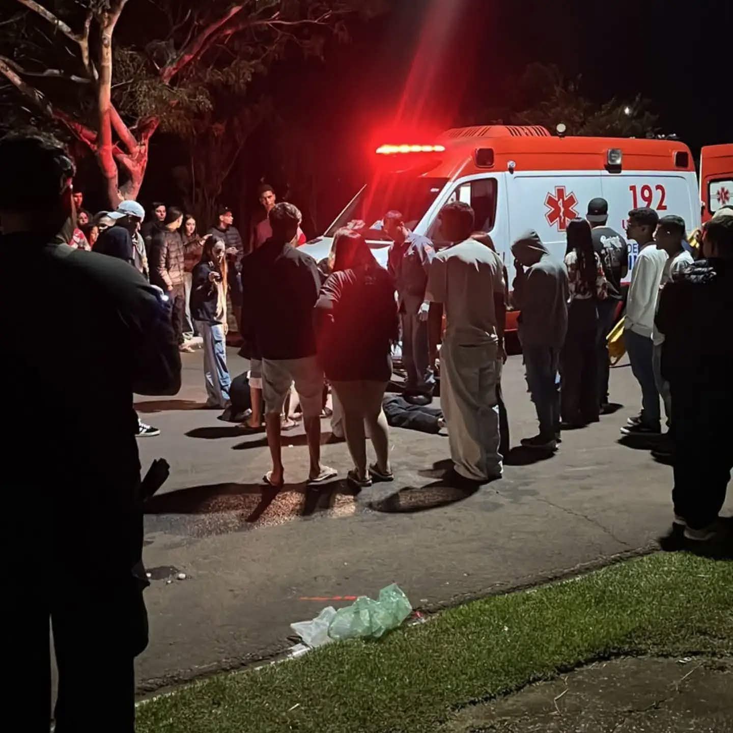Jovem fica ferida após ser atingida por motociclista que empinava moto na avenida dos Três Poderes de Andradina 