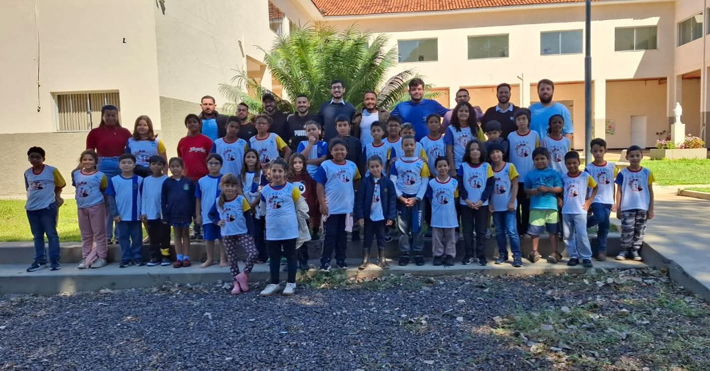 Clube dos Treze de Guararapes doa 105 uniformes para crianças do Instituto Nossa Senhora de Fátima 