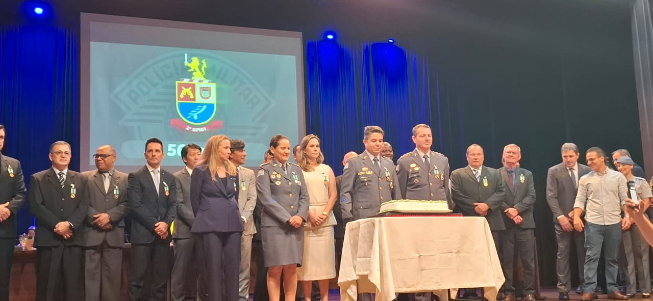 Promotores de Justiça recebem medalha de Batalhão da PM em Araçatuba