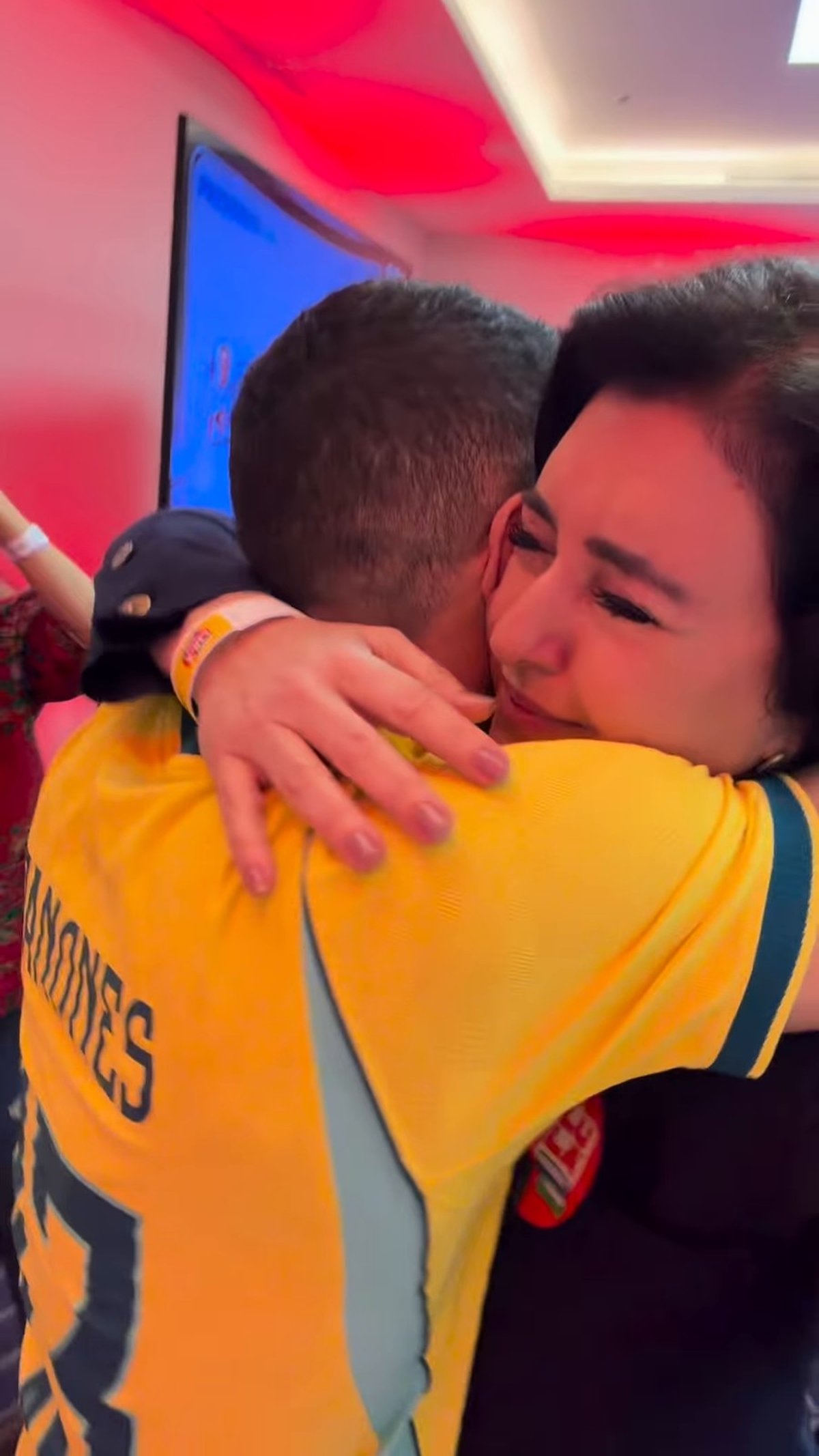 “Verdadeiro general”: emocionada, Simone Tebet comemora a vitória de Lula ao lado de André Janones