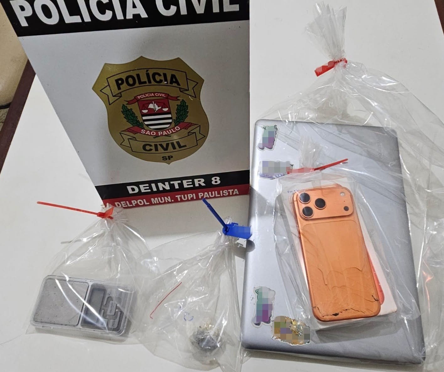 POLÍCIA CIVIL APREENDE HAXIXE E EQUIPAMENTOS ELETRÔNICOS DURANTE BUSCAS EM TUPI PAULISTA