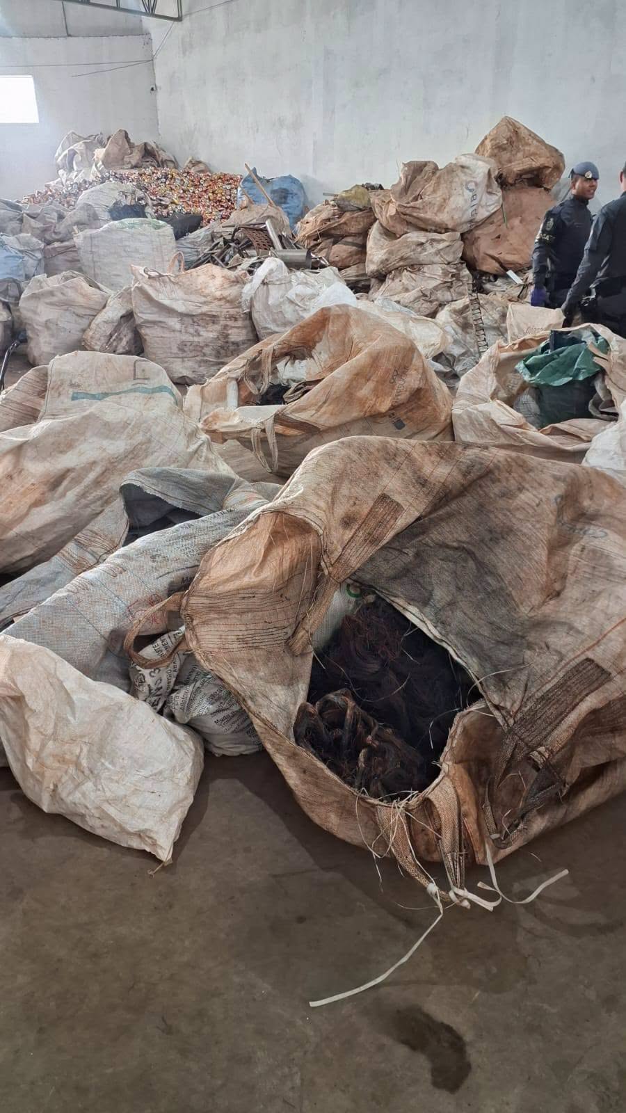 TRÊS TONELADAS DE FIOS DE COBRE E ALUMÍNIO SÃO APREENDIDAS PELA POLÍCA  EM EMPRESA DE RECICLAGEM DE ANDRADINA