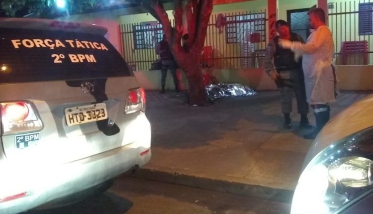 Rapaz é assassinado com seis tiros em lanchonete e autor dos disparos foge em Três Lagoas