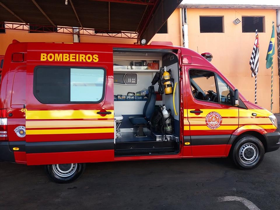 Moradores reclamam de mato em terreno da Prefeitura de Andradina