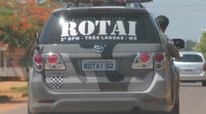 Chuva intensa alaga trevo de acesso à Itapura na rodovia dos Barrageiros e interrompe trânsito; Três carros ficam presos