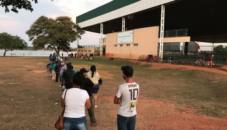 Clientes dormem na porta de agência da Caixa de Três Lagoas para conseguirem atendimento em cidade de MS