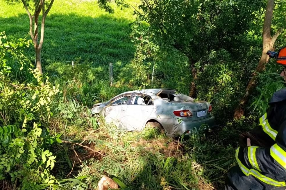 Em Monte Castelo carro capota cai em ribanceira na rodovia General Euclides Figueiredo
