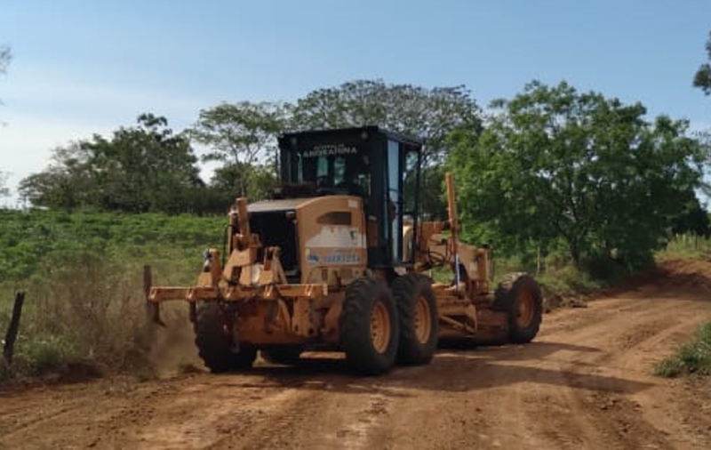 Prefeitura de Andradina realiza manutenção de estradas na região do bairro rural Arizona