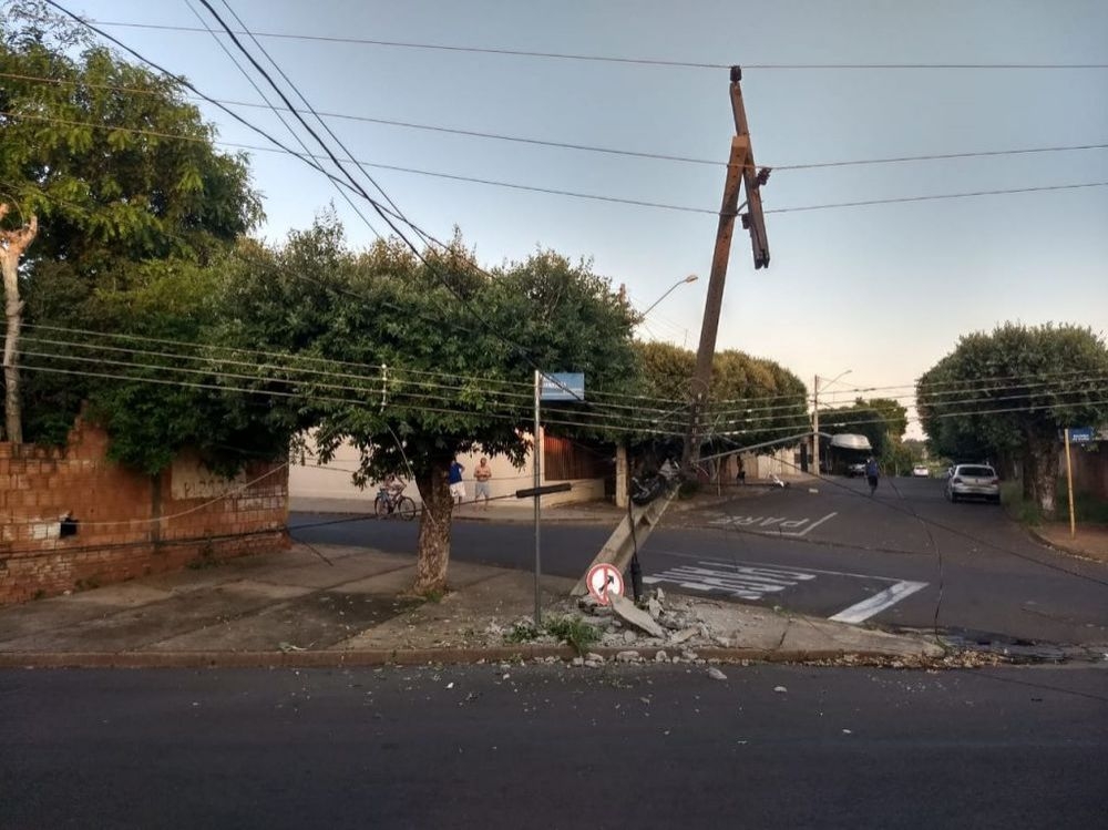 Motorista embriagado derruba poste na Vila Feltrin em Andradina