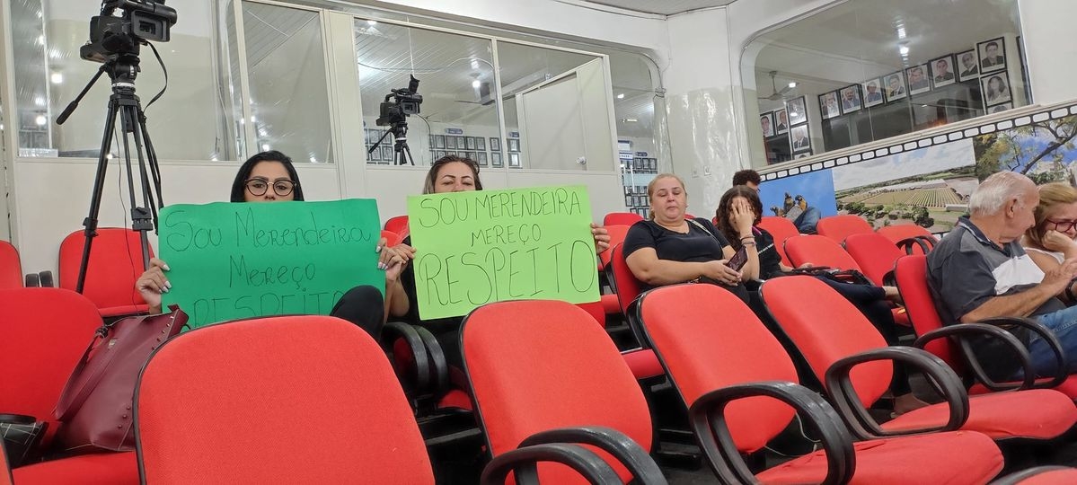 Merendeiras realizaram protesto na Câmara Municipal de Andradina