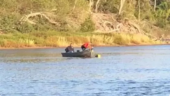 Mulher cai de barco junto a bebê, se afoga e morre em rio em Brasilândia MS