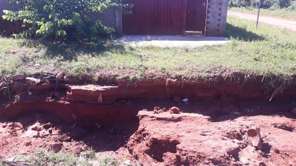 Morador da Vila Mineira em Andradina reclama de "cratera" aberta pela chuva na rua São Francisco