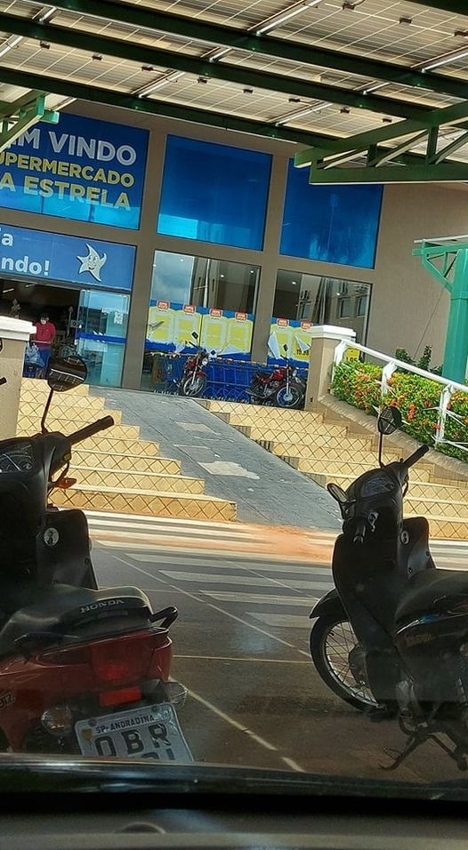 Cliente pede providências para conserto da rampa de acesso ao supermercado Nova Estrela de Andradina