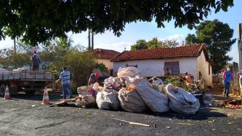 Prefeitura de Penápolis retira 20 toneladas de lixo e encontra mais de 40 escorpiões em imóvel