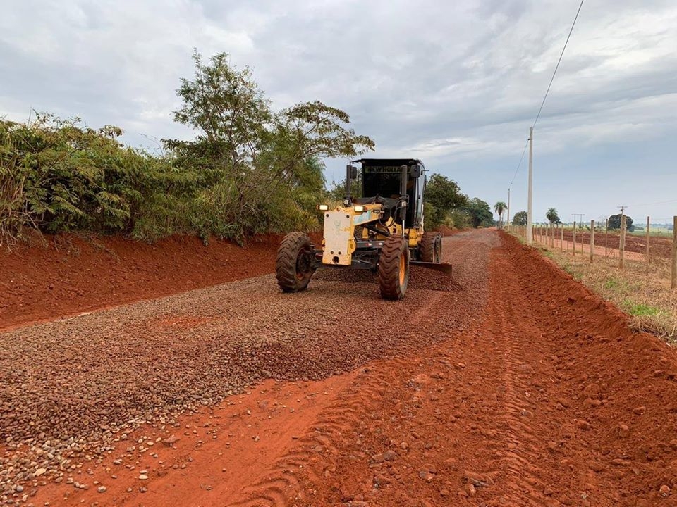 PREFEITA DE CASTILHO REALIZA MELHORIAS  EM IMPORTANTE ESTRADA RURAL