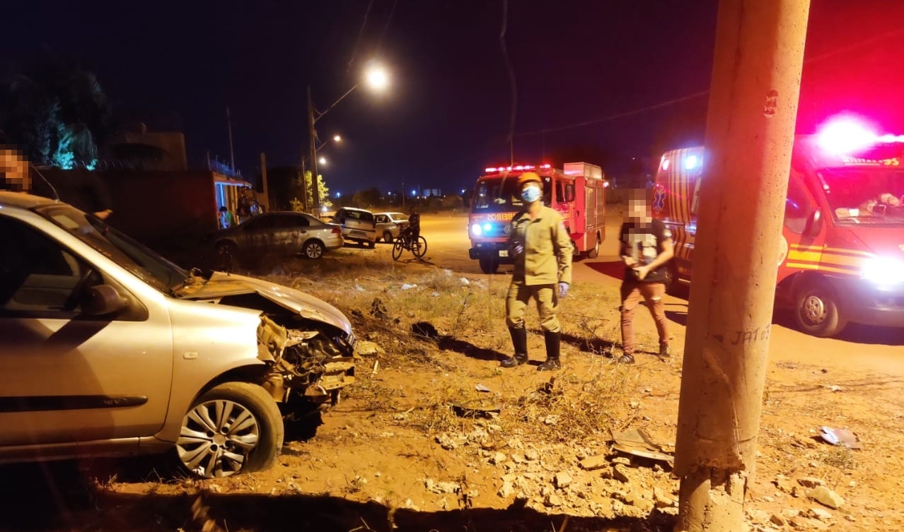 Em Três Lagoas motorista perde o controle do carro e bate violentamente contra poste de energia
