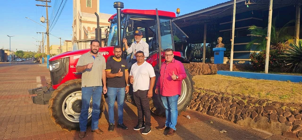 Castilho recebe novo trator para fortalecer atendimento aos produtores rurais
