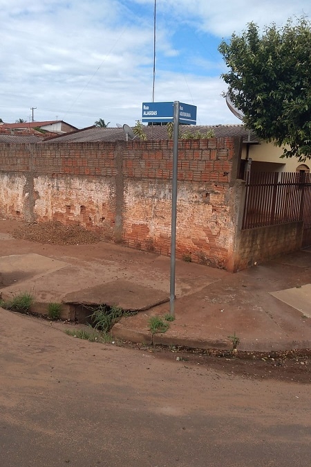 Departamento de Obras de Andradina atende pedido de morador e faz manutenção em bueiros