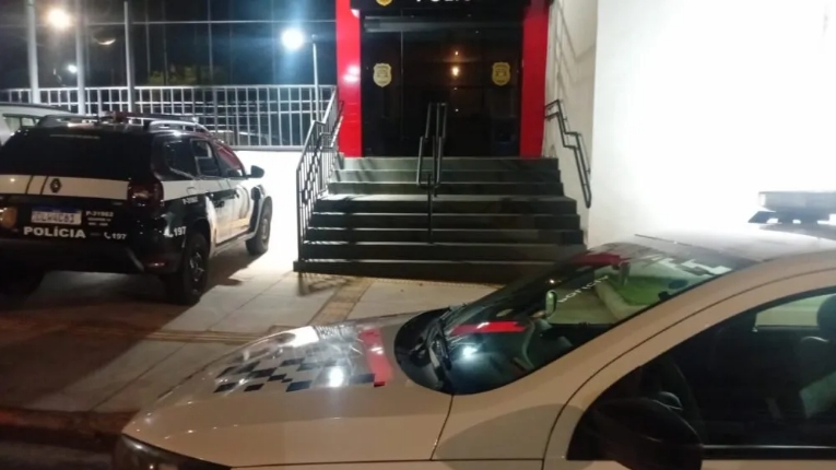 Servidor público é preso pela Polícia Militar por embriaguez, desacato e resistência após acidente em Castilho