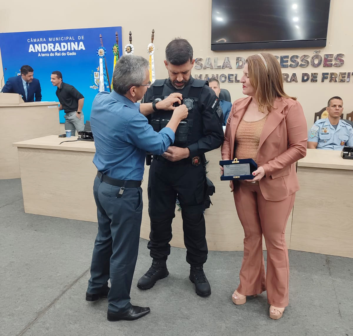 Policial Penal é homenageado com Medalha Tiradentes pela Câmara Municipal de Andradina