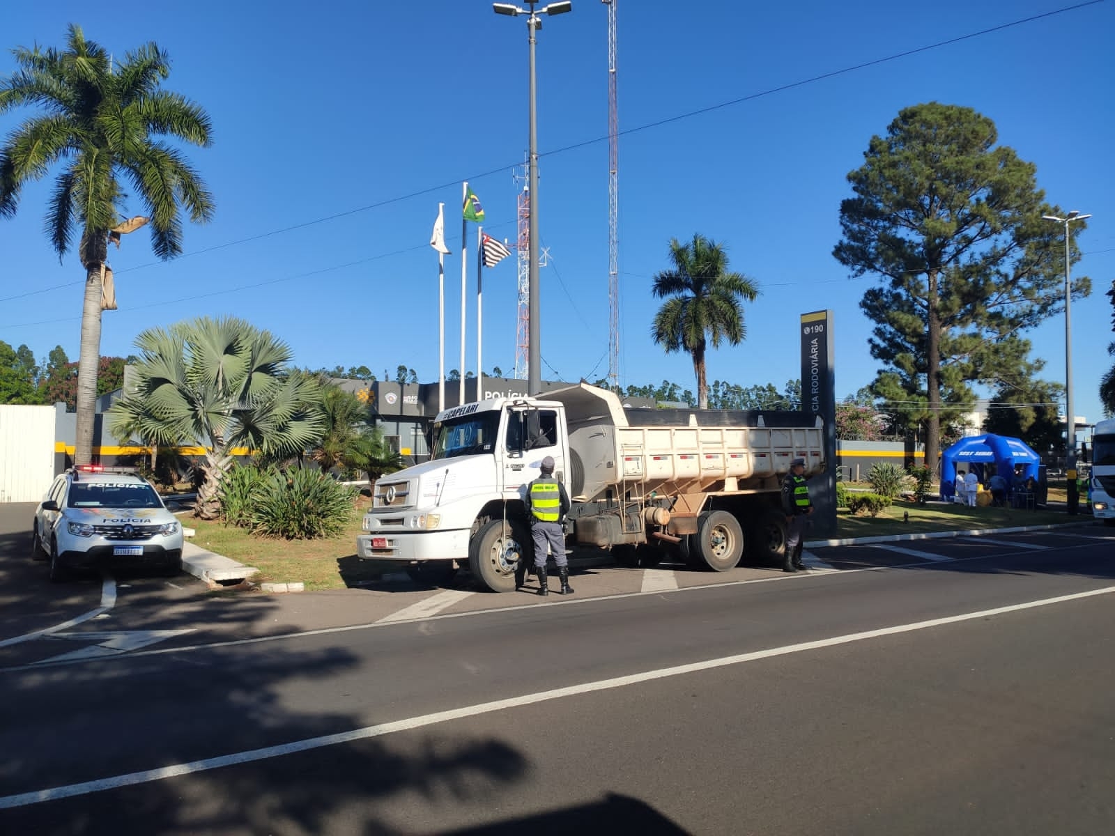 Polícia Rodoviária de Araçatuba realiza trabalho com caminhoneiros na Marechal Rondon