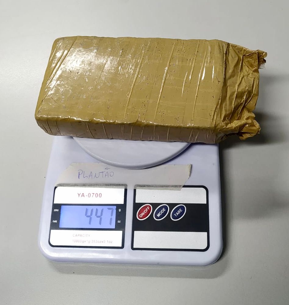 Polícia Militar prende dupla com tijolo de maconha no Jardim Aeroporto em Mirandópolis