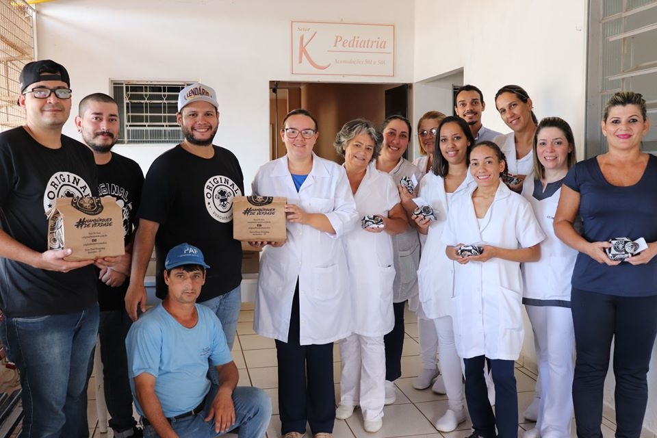 ENFERMEIROS E MÉDICOS DA SANTA CASA DE ANDRADINA RECEBEM LANCHES EM AGRADECIMENTO AO TRABALHO NA LINHA DE FRENTE CONTRA O COVID-19