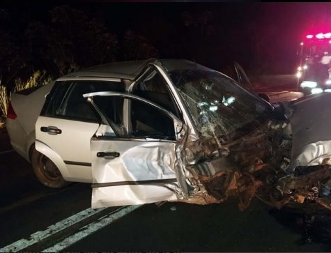 Acidente forte na Rodovia General Figueiredo em Andradina deixa motorista ferido e carro destruído