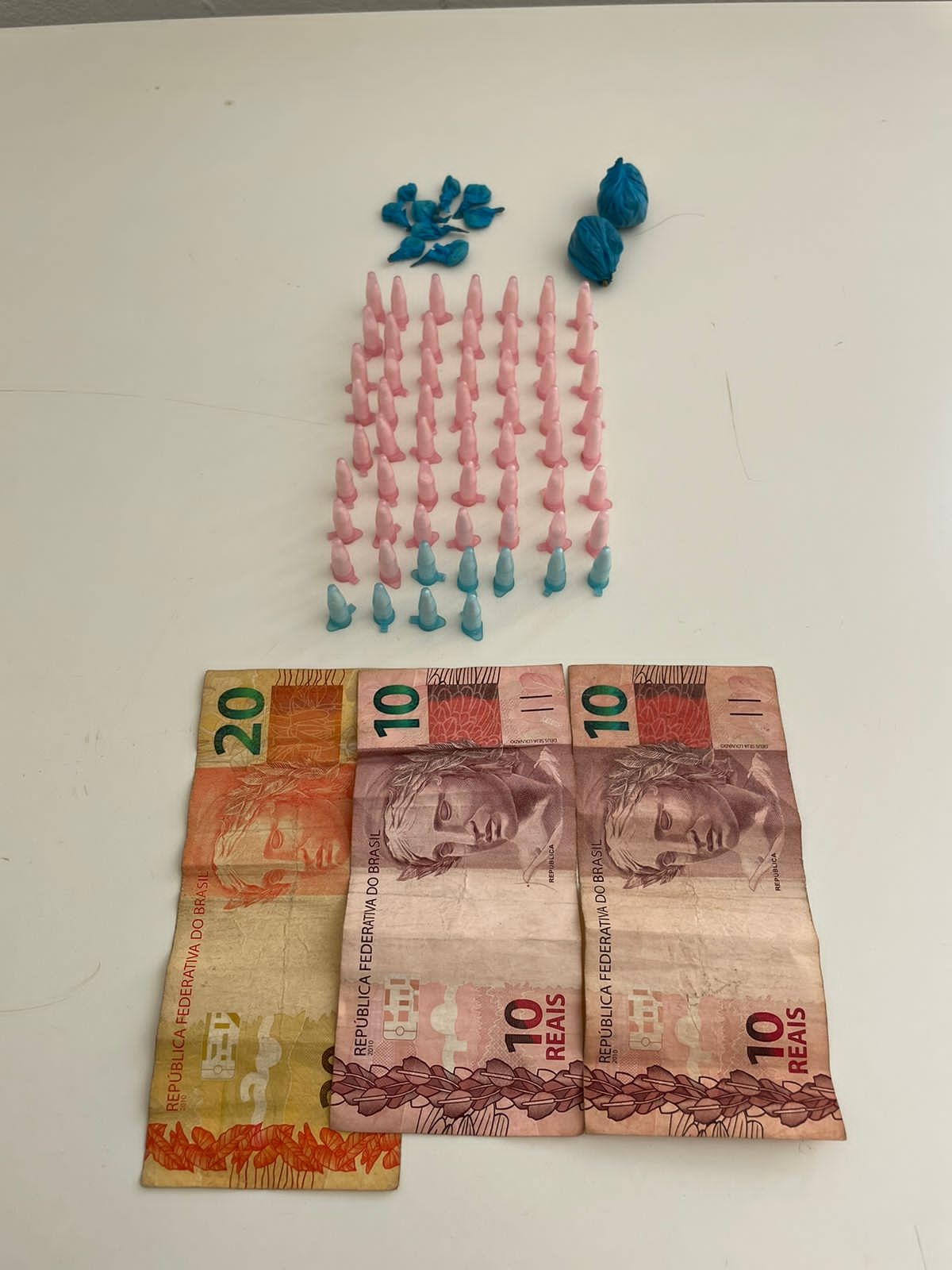 POLÍCIA MILITAR PRENDE HOMEM ACUSADO POR TRÁFICO DE DROGAS, EM COROADOS