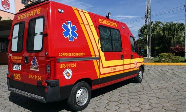 Taxista atropela moto e deixa homem ferido no centro de Andradina