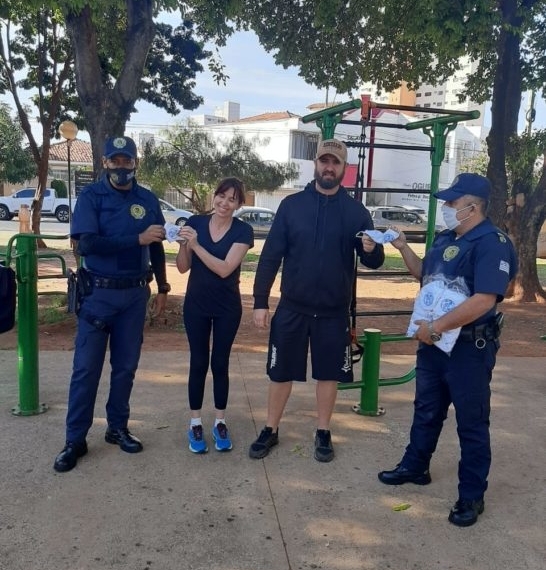 Guarda Municipal de Araçatuba orienta população e distribui máscaras no calçadão