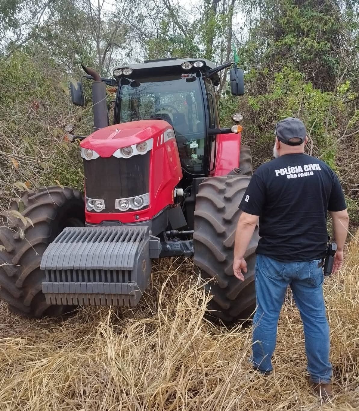 POLÍCIA CIVIL AGE RÁPIDO E RECUPERA TRATOR ESCONDIDO EM ÁREA DE MATA EM PROPRIEDADE RURAL DE DRACENA