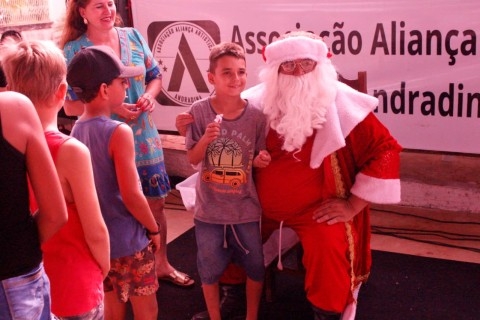 Aliança Artística de Andradina realiza entrega de brinquedos no Distrito de Planalto