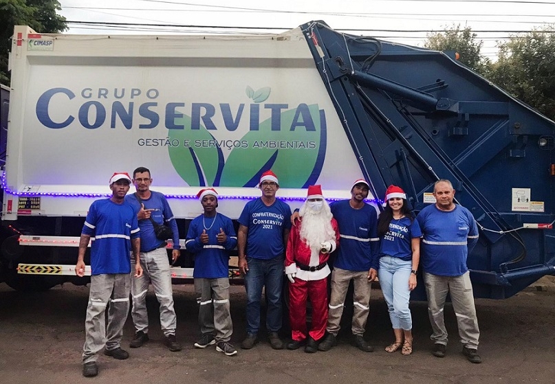 Coletores distribuem presentes para as crianças no centro comercial de Andradina