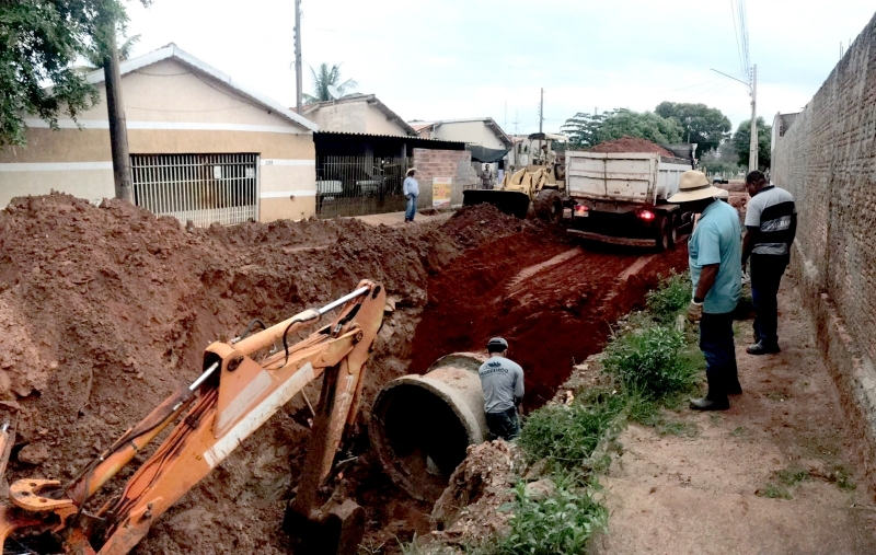Obras na Rua 27 avançam antes da chegada de novas chuvas em Andradina