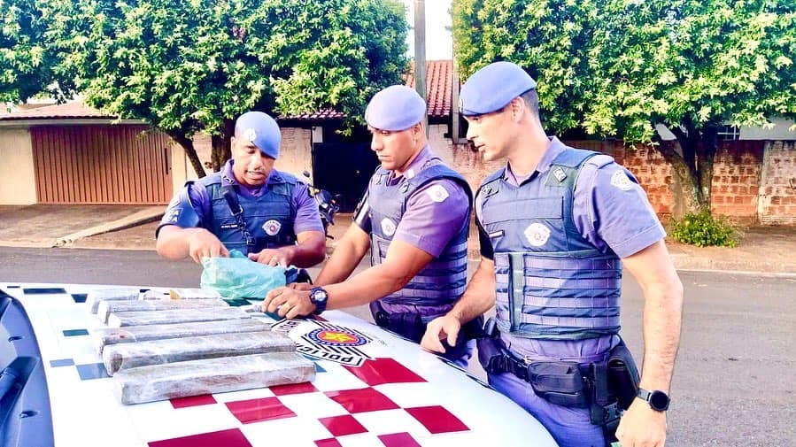 Força Tática de Andradina prendeu indivíduo com 06 tijolos de maconha e dinheiro do tráfico, alvo de combate ao crime Vila Passarelli
