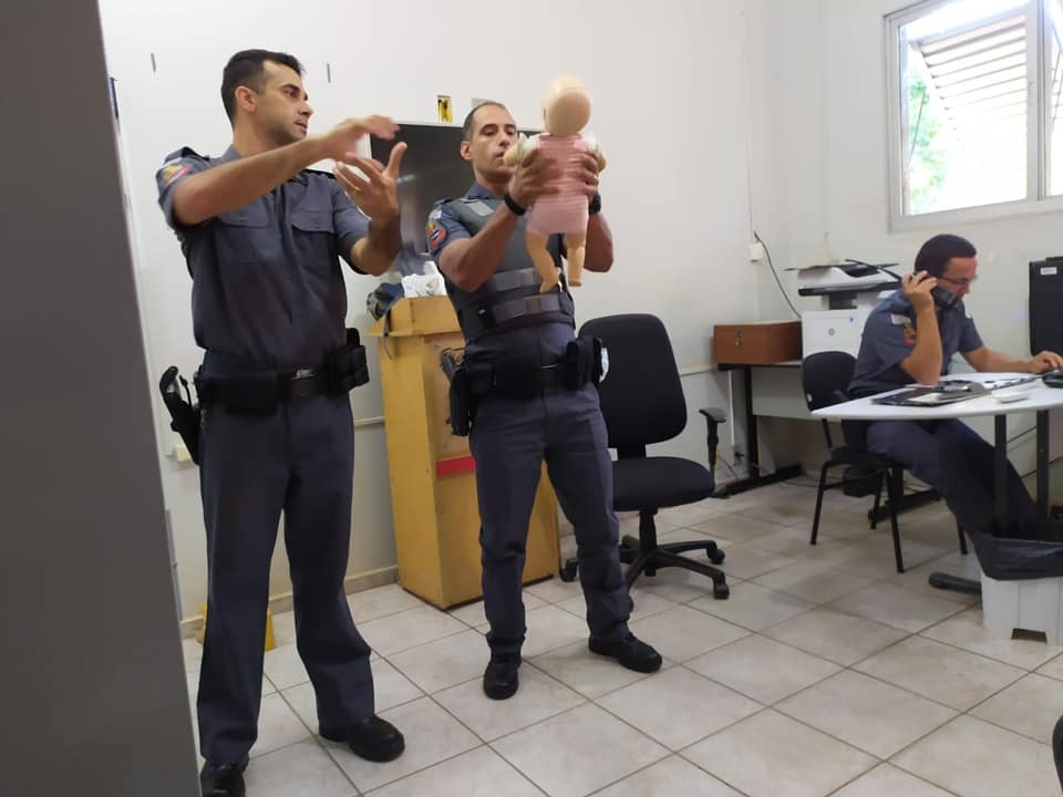 Em Andradina 28º BPM/I treinamento para desengasgamentos e RCP em recém-nascidos