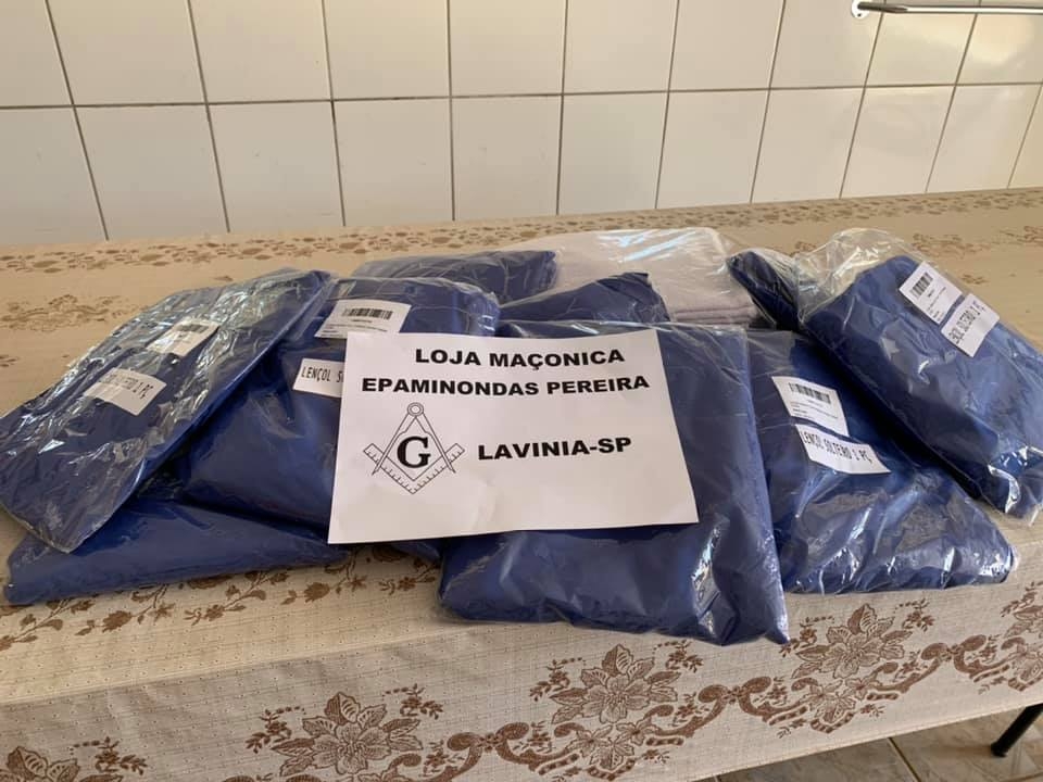 Loja Maçônica Epaminondas Pereira doa tolhas de rosto e lençol de solteiro ao Asilo de Lavínia