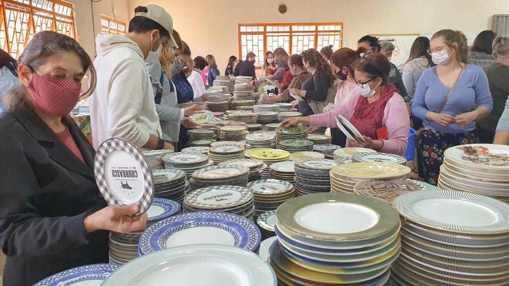 Começou a Feira de Louças Beneficente em Pereira Barreto