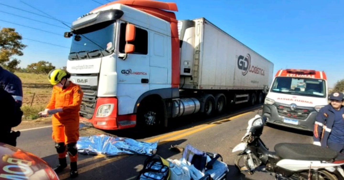 Motociclista morre após bater de frente com carreta na Rodovia Federal BR-262 em Três Lagoas